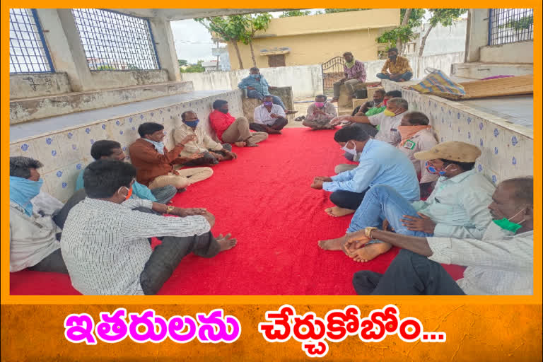 మా సొసైటీల పరిధిలో ఇతరులను చేర్చుకోబోం : ముస్తాబాద్ మత్ససహకార సంఘాలు