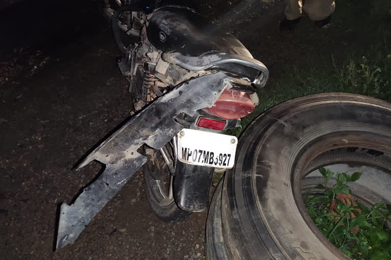 अज्ञात वाहन की टक्कर से क्षतिग्रस्त हुई बाइक