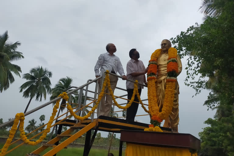 'తణుకులో యలమర్తి నారాయణ రావు చౌదరి విగ్రహ ఆవిష్కరణ'