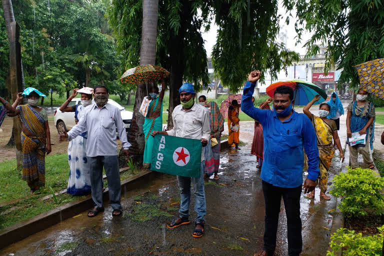 నర్సీపట్నంలో గిరిజనులు ఆందోళన