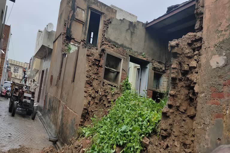 shabby house collapse due to rain in kharkhauda