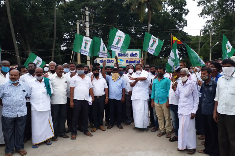 JDS massive protest in Hassan condemning land reform policy