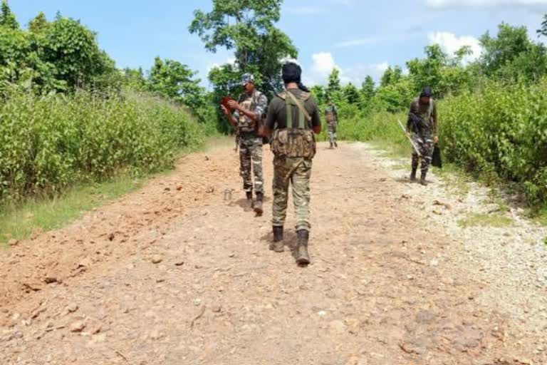 Encounter between police and naxalite in chaibasa,  Encounter in chaibasa,  पुलिस और नक्सली के बीच मुठभेड़, चाईबासा में पुलिस और नक्सली के बीच मुठभेड़