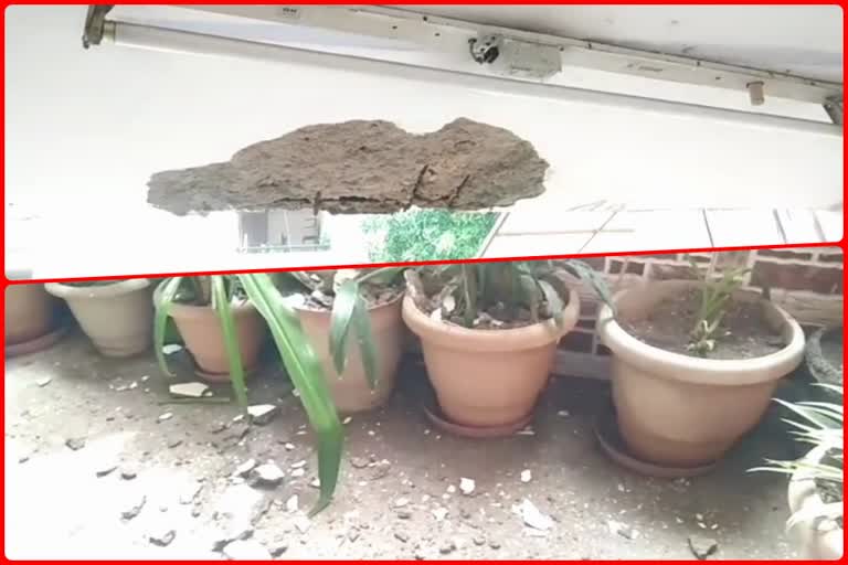 Broken flat roof in Akshardham apartment at delhi