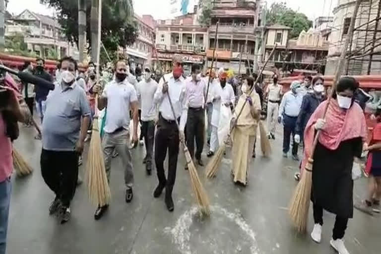 Indore's legislators, Municipal Commissioner participate in cleanliness drive with locals