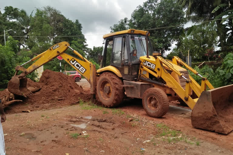 Mud cleared by district administration on the Karnataka-Kerala border