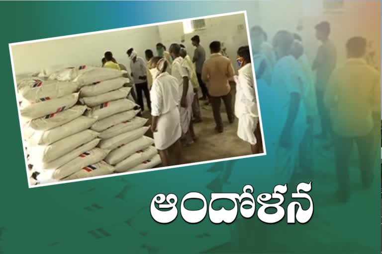 Farmers' protest for urea in Adilabad district