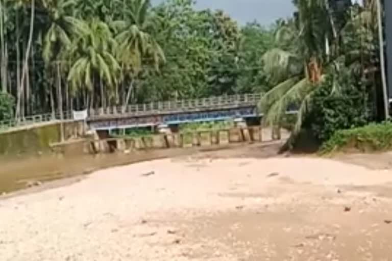 The palakadavu bridge is on the verge of collapse  പാറക്കടവ് പാലം  തകർച്ചയുടെ വക്കിൽ