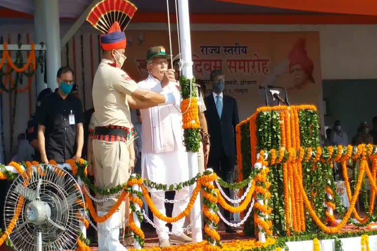 manohar lal khattar hoist flag in panchkula