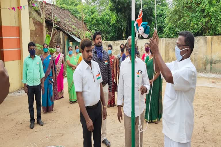 தேசியக் கொடியை ஏற்றிய தூய்மைப் பணியாளர்