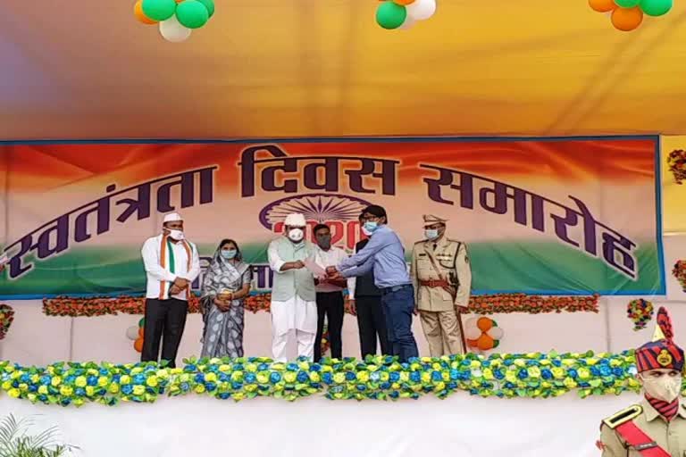 Parliamentary Secretary Dwarkadhish Yadav hoisted the flag in kawardha