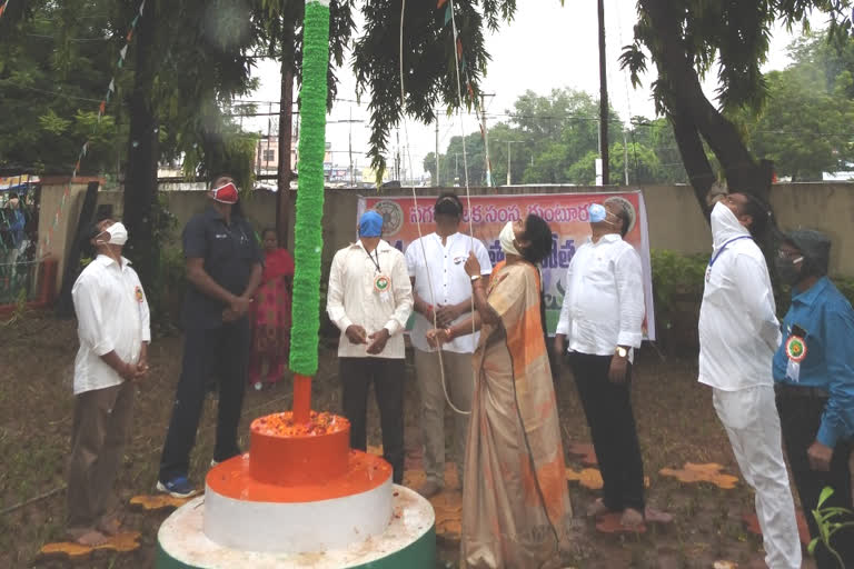 Independence day celebrations in guntur dst kanna lakshmi narayana hoisted the flag