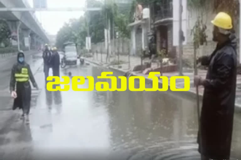 heavy rain in hyderabad city and roads flooded
