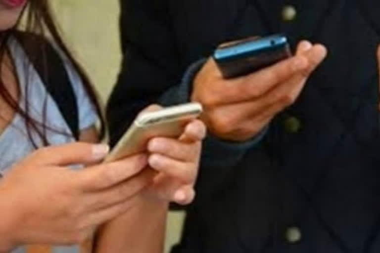 Mobile internet services snapped in Kashmir as I-Day precautionary measure