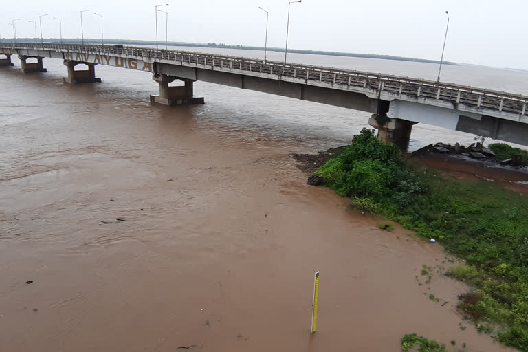 flood at dwaleswaram barriage in east godavari dst