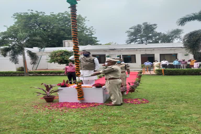 central minister arjun munda unfurl the tricolor in new delhi