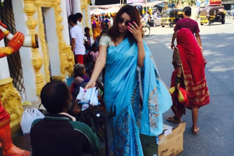 payal ghosh gives out sanitisers masks flags to celebrate independence day