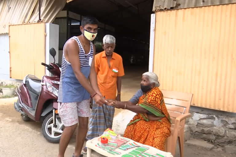 An old woman who gives the national flag for free