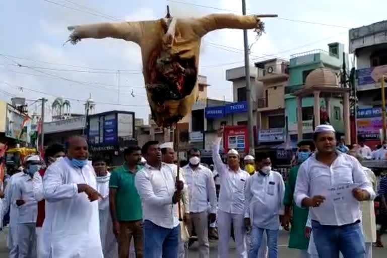 कांग्रेसियों ने संबित पात्रा का पुतला फूंका