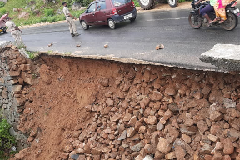 శ్రీశైలం ప్రధాన రహదారిలో కూలిన ప్రహరి గోడ... వాహనాల దారి మళ్లింపు