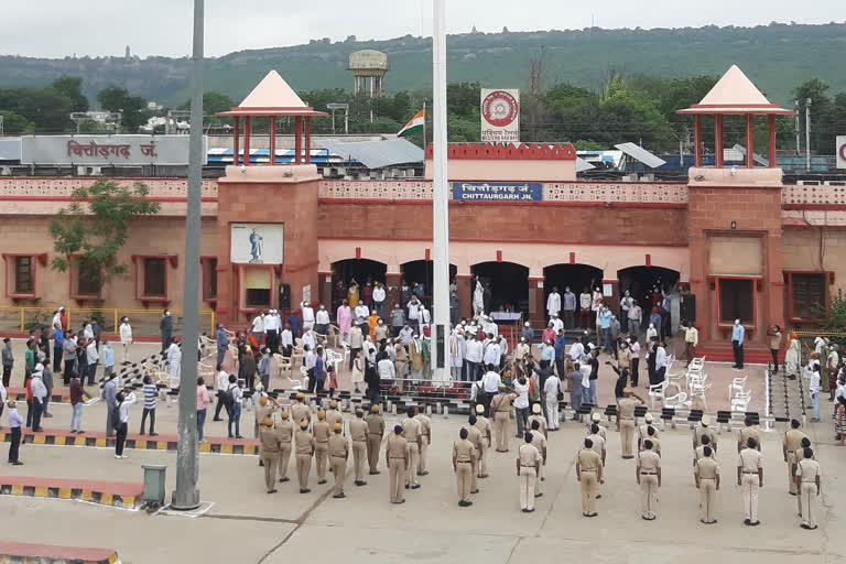 स्टेशन की शान बना 100 फीट ऊंचा तिरंगा, tricolor became pride of station