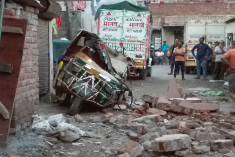 four children injured due to house collapse in noida