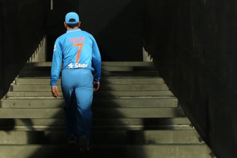 dhoni-announced-retirement-from-international-cricket