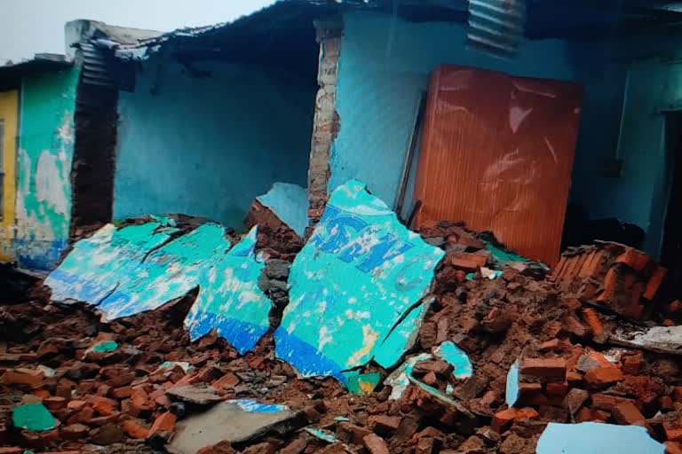 old houses collapsed in mahabubnagar jadcharla due to heavy rain