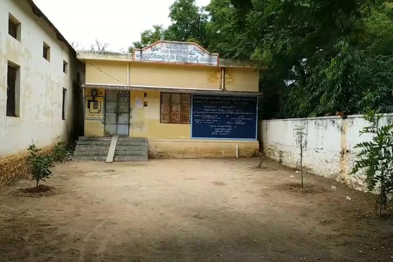 A flag hosting does not fly at governament office in madakashira