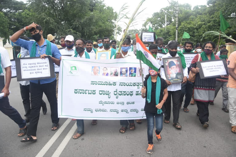 ಕರಾಳ ಸ್ವಾತಂತ್ರ್ಯ ದಿನಾಚರಣೆ ಆಚರಿಸಿದ ರೈತರು