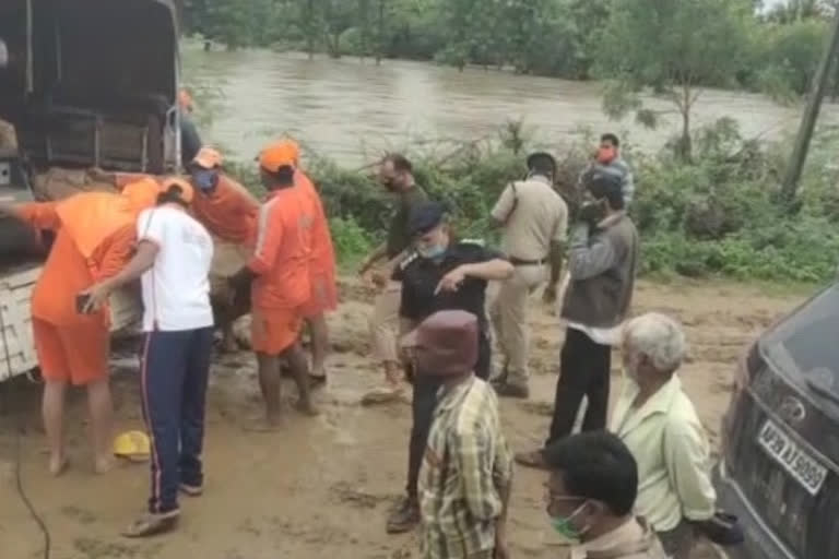 నందిగామ పూచివాగు వరదలో చిక్కుకున్న ముగ్గురు రైతులు