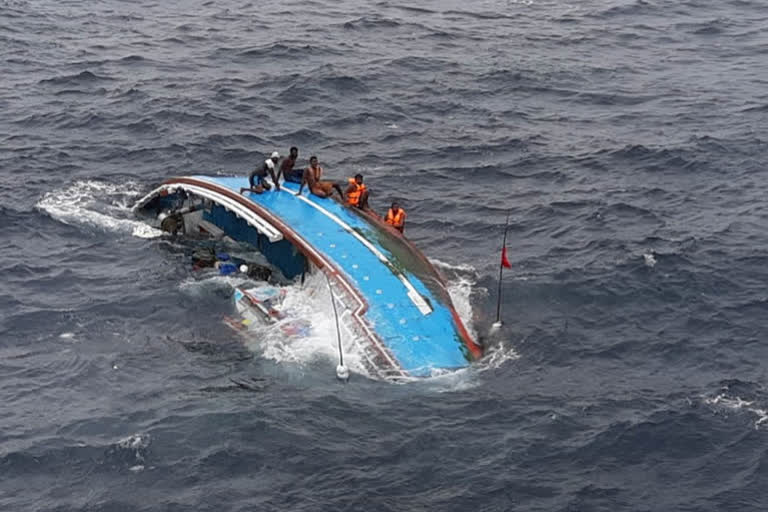3 fishermen go missing  trawler capsizes  ബംഗാളില്‍ ബോട്ട് മറിഞ്ഞു  പശ്ചിമ ബംഗാള്‍