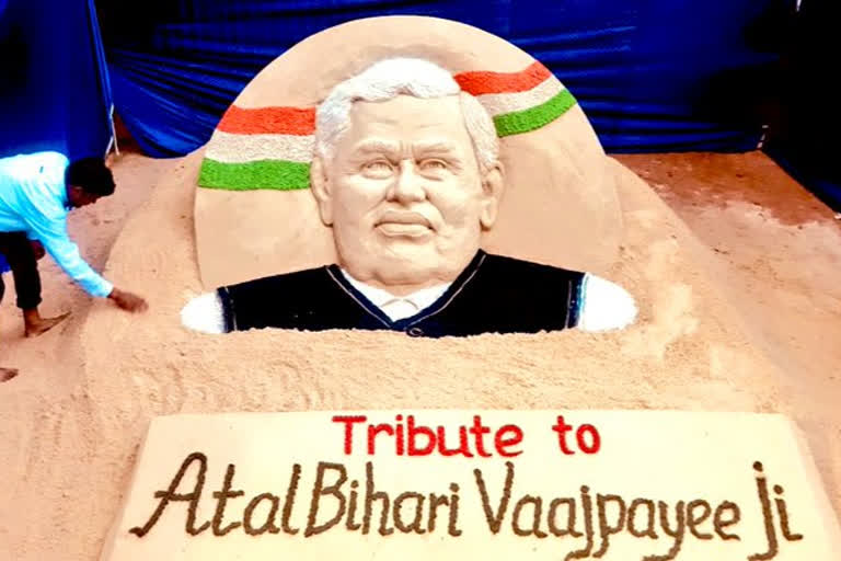 ବାଜପେୟୀଙ୍କୁ ବାଳୁକା କଳାରେ ଶ୍ରଦ୍ଧାଞ୍ଜଳୀ ଜଣାଇଲେ ସୁଦର୍ଶନ