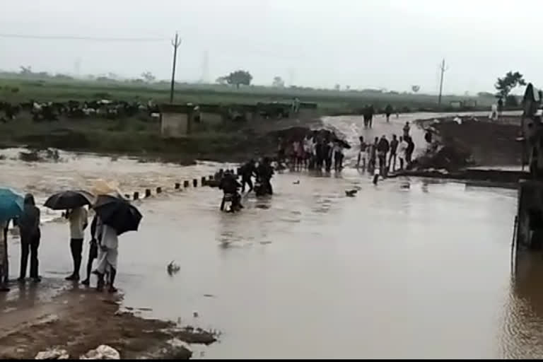 ತುಪ್ಪರಿ ಹಳ್ಳದ ತಾತ್ಕಾಲಿಕ ಸೇತುವೆ ಮುಳುಗಡೆ