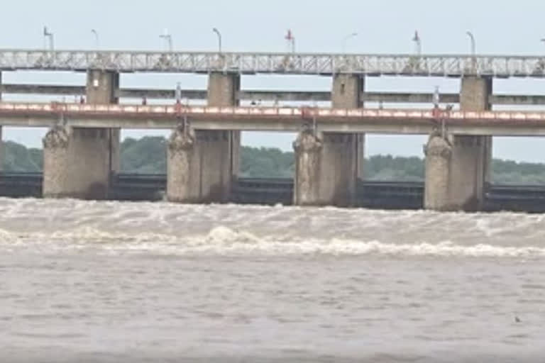 story on prakasam barrage heavy water flow due to floods