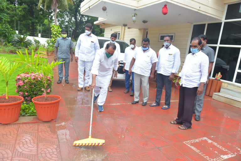 minister indrakaran participates in every sunday 10 minutes program