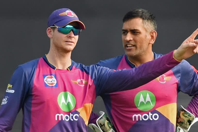 Smith congratulates MS Dhoni