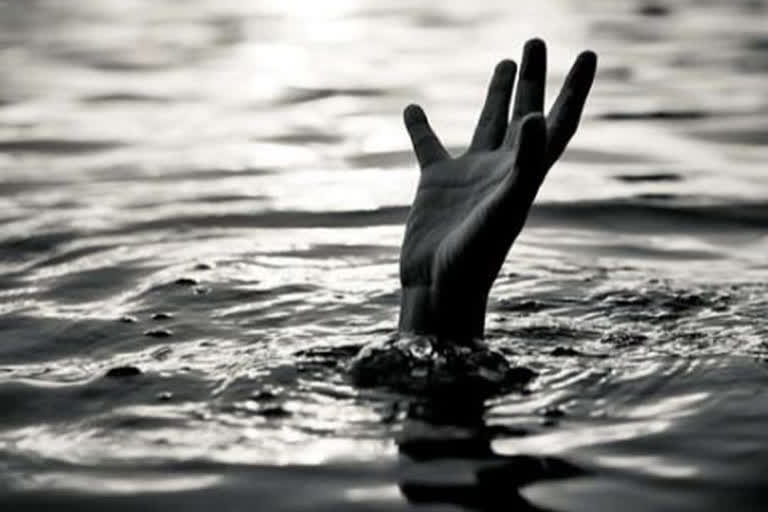 Boat capsizes  fisherman missing  kollam  കൊല്ലം വാർത്തകൾ  മത്സ്യത്തൊഴിലാളിയെ കാണാതായി