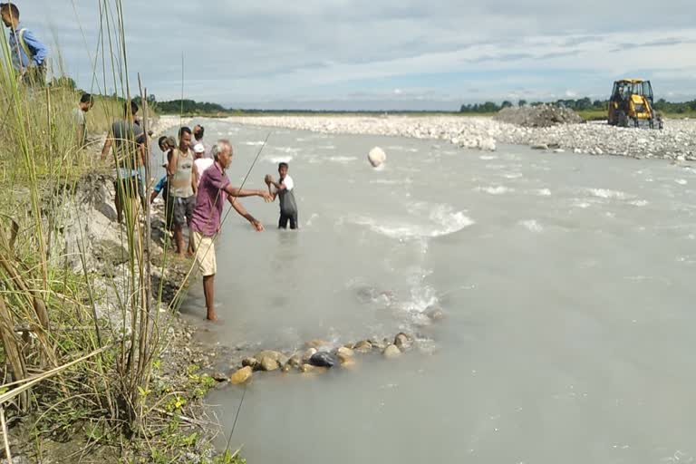 people of baksa changing direction of Pagladia river baksa assam etv bharat news