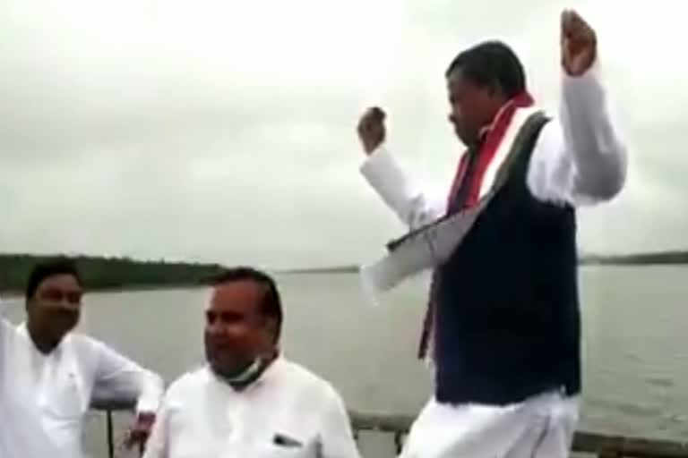 excise-minister-kawasi-lakhma-dances-in-patriotic-song