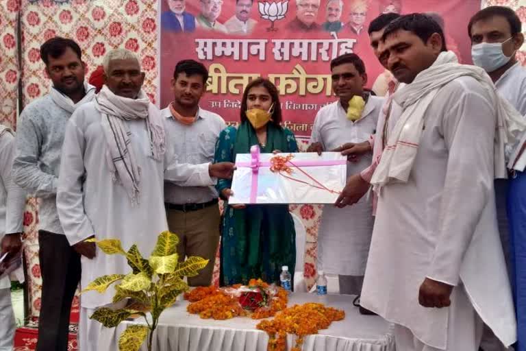 Babita Phogat honored by social organizations in charkhi dadri