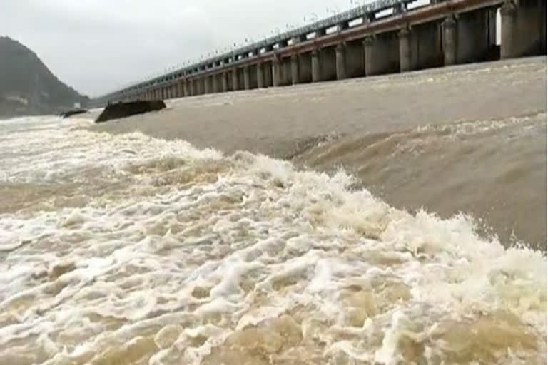 Andhra Irrigation department  flooding in low-lying areas  Prakasam Barrage  ആന്ധ്രാ പ്രദേശ്  വെള്ളപ്പൊക്കം  പ്രകാശം അണക്കെട്ട്  ക്യഷ്‌ണ നദി  ആന്ധ്രാ പ്രദേശിലെ താഴ്‌ന്ന പ്രദേശങ്ങളിൽ വെള്ളപ്പൊക്ക മുന്നറിയിപ്പ്  Andhra