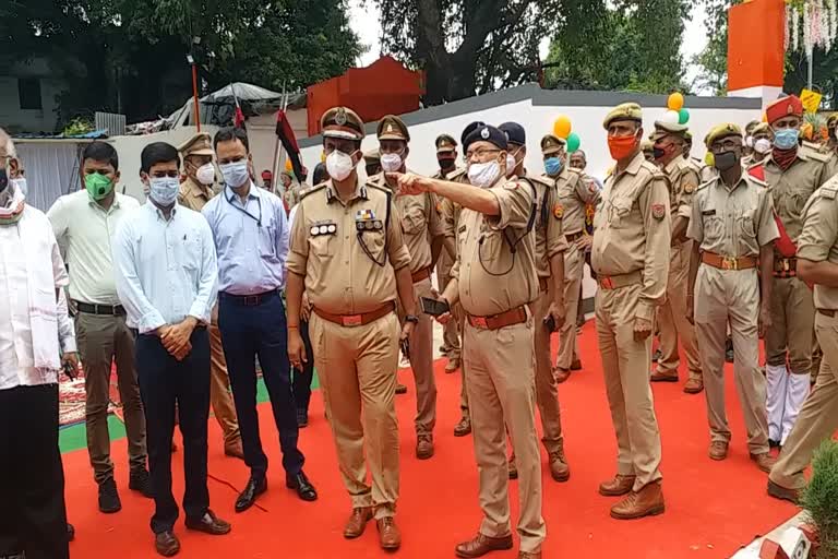 पुलिस अधिकारियों के साथ एडीजी एसएन साबत.