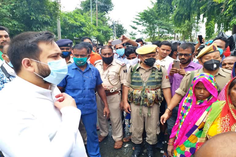 news of tejashwi yadav,  Leader of Opposition Tejashwi Yadav,  tejashwi yadav visited flood affected area of saran,  flood in bihar,  flood in chhapara,  तेजस्वी यादव की खबरें, तेजस्वी यादव ने बाढ़ प्रभावित क्षेत्र का किया दौरा, छपरा में बाढ़