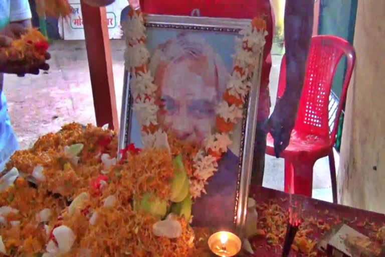 bjp workers paid tribute to atal bihari Vajpayee