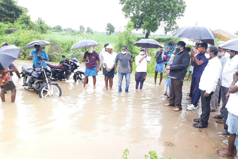 పంట పొలాలకు పరిహారం ఇవ్వాలని శ్రీధర్ బాబు డిమాండ్