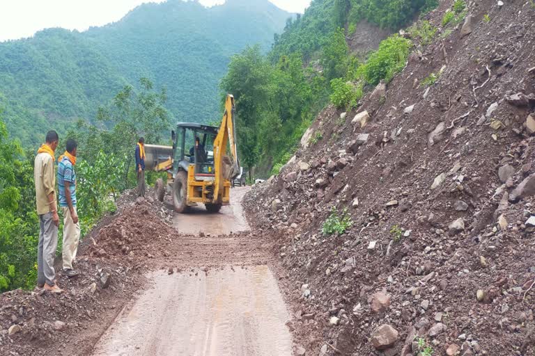 Heavy rain blocked many roads in Mandi district