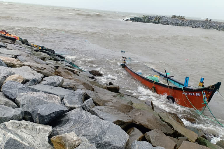 boat hits breakwater