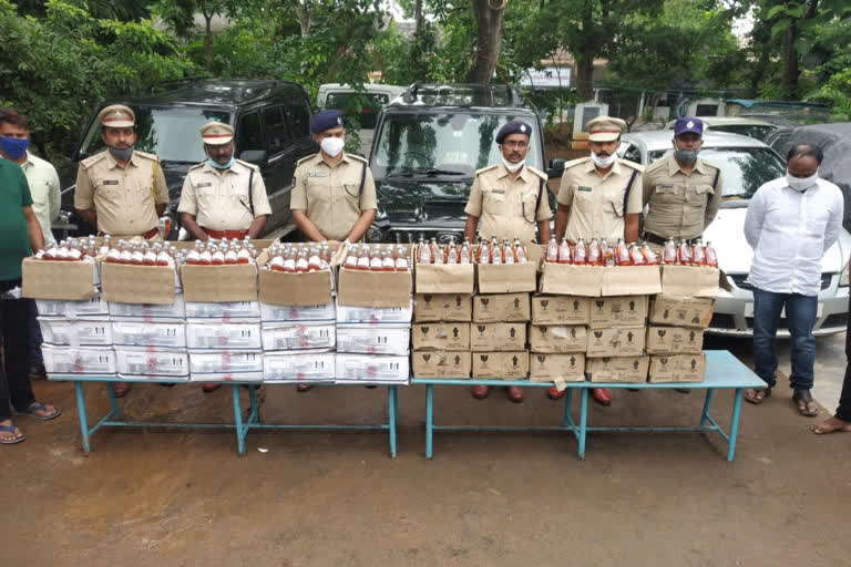 6-lakh-rupees-telangana-liquor-caught-at-guntur-town-bty-seb-officers