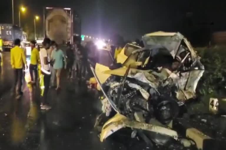 Gujarat: 5 killed, 4 injured in accident on Ahmedabad-Vadodara NH-8 in Nadiad